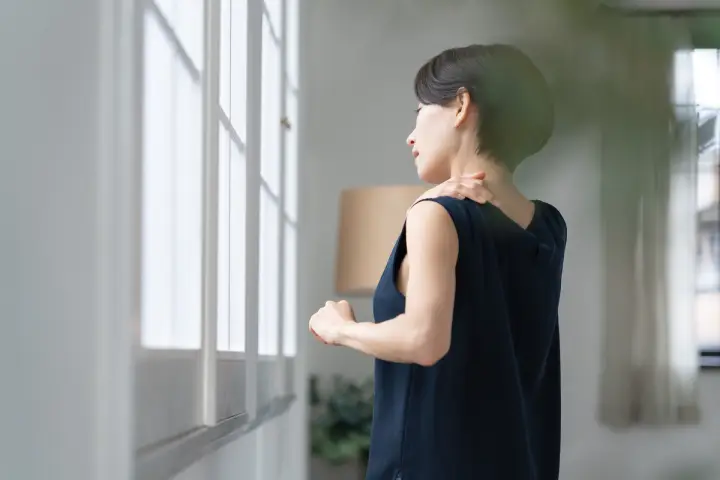 肩こりに伴う腕のしびれの原因は？考えられる病気と対処法を解説