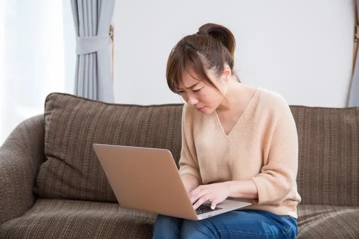 猫背矯正で肩こり・腰痛は改善できる？メリットと注意点