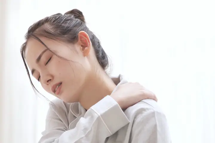 つらい肩こりや腰痛、猫背が原因かもしれません